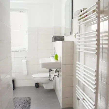 Ruhige Mit Eingezaeunten Garten - Familienfreundlich شقة *